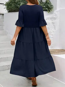 Rückansicht eines marineblauen Baumwoll-Leinen-Midikleids in Übergröße für Damen.