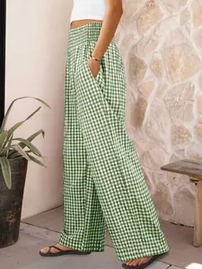 Vue latérale du pantalon large à carreaux vert et blanc à taille haute avec poches.