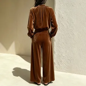 Retro bruin goud fluwelen set met top met lange mouwen en broek met wijde pijpen.