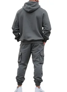 Rückansicht eines grauen Herren-Trainingsanzugs mit Cargohose und Kapuzenpulli
