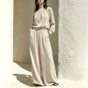 Elegant champagnefluwelen set met top met lange mouwen en broek met wijde pijpen