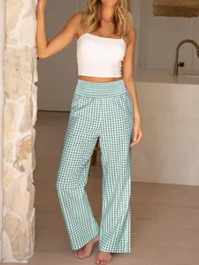 Vue détaillée de haute qualité d'un pantalon large à carreaux verts et blancs à taille haute
