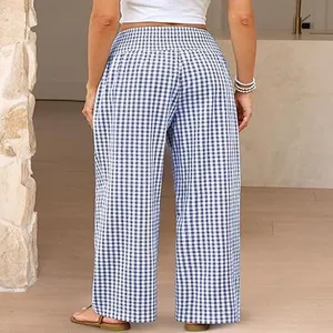 Vue arrière détaillée d'un pantalon large à carreaux bleus et blancs avec taille élastique.