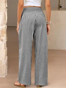 Vue arrière détaillée d'un pantalon large à carreaux noir et blanc à taille haute