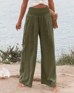 Vue détaillée d'un pantalon large en lin vert olive avec taille élastique à la plage