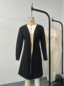 Detailansicht eines schwarzen Strick-Cardigans mit Reverskragen und Taschen auf einer Puppe
