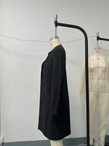 Seitenansicht eines langen schwarzen Strick-Cardigans für Damen mit Seitentaschen.