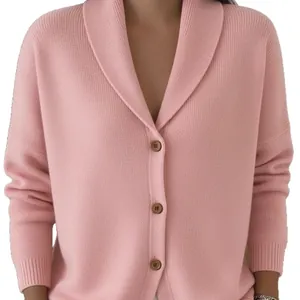 Primer plano de un suave cárdigan de punto rosa con cuello esmoquin y botones sencillos.
