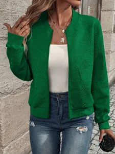 Dettaglio di un bomber verde da donna con trama a rombi e finiture a coste eleganti