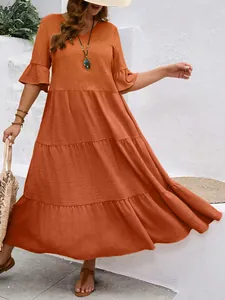 Boho-Stil Übergrößen Kleid in Orange mit V-Ausschnitt aus strukturiertem Leinenstoff.