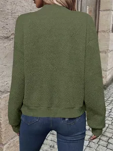 Vista posteriore di una maglia a maniche lunghe verde oliva da donna con trama testurizzata