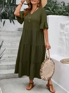 Detailansicht olivgrünes V-Ausschnitt Etagen-Midikleid für den Sommerurlaub-Freizeitstil