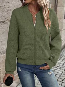 Vista ravvicinata della trama geometrica a rombi su giacca con zip verde militare