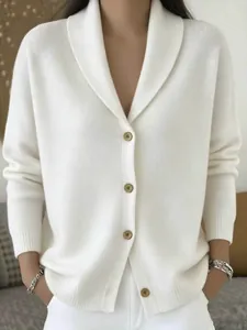 Detalle de cárdigan blanco con cuello esmoquin y botones en tejido de punto suave