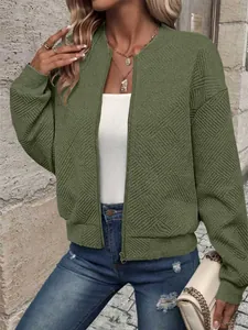 Dettaglio giacca bomber donna testurizzata verde oliva con chiusura a zip