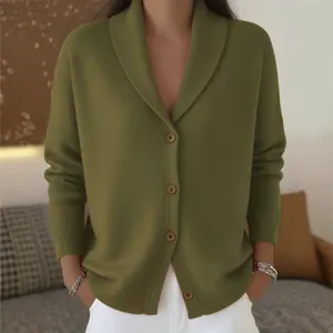 Detalle del suave cárdigan de punto verde oliva con un elegante cierre de botones