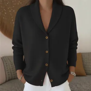 Vista detallada de la chaqueta de punto negra para mujer con cuello chal y botones