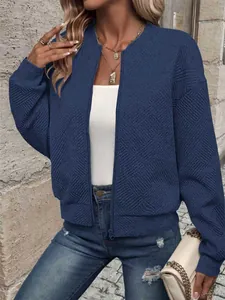 Dettaglio del bomber blu da donna con motivo geometrico a rombi testurizzato