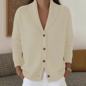Detalle de cárdigan de punto crema suave con cuello chal y cierre de botones simple