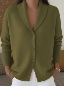 Primer plano de cárdigan verde oliva con cuello chal y botones de madera