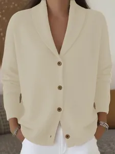 Primer plano de un cárdigan de punto suave crema con botones marrones para mujer