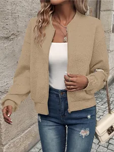 Dettaglio giacca bomber beige testurizzata da donna con elegante chiusura a zip