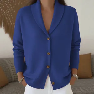 Detalle de primer plano de un suave cárdigan de punto azul con cuello esmoquin clásico
