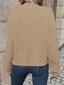Vista posteriore dettagliata di una felpa casual kaki a maniche lunghe da donna