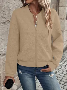 Primo piano di una giacca kaki a coste con zip a maniche lunghe in ambiente urbano