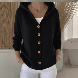 Lässiger schwarzer Strick-Cardigan mit Kapuze und einreihigen Holzknöpfen für Damen