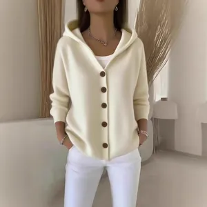 Eleganter cremeweißer Damen-Strickcardigan mit Kapuze und braunen Knöpfen im lässigen Stil