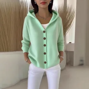Lässiger minzgrüner Strick-Cardigan mit Kapuze, braunen Knöpfen und weicher Textur für Damen.