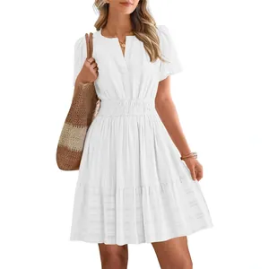 Robe blanche élégante avec col en V, manches bouffantes et jupe à plusieurs niveaux