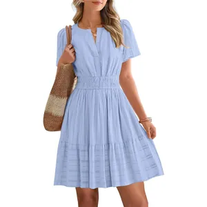 Robe décontractée bleu clair à col en V, manches bouffantes et jupe à volants étagés