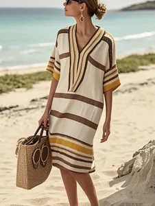 Robe ample à col en V avec rayures horizontales dans un décor de plage d'été