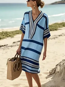 Robe d'été élégante à rayures bleues avec col en V et manches courtes pour la plage