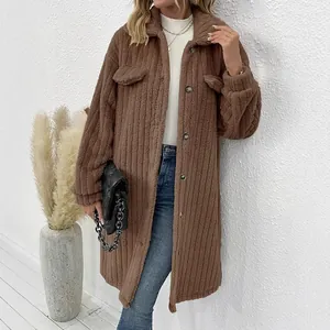 Stijlvolle bruine getextureerde faux fur jas met revers en knoopsluiting voor dames.