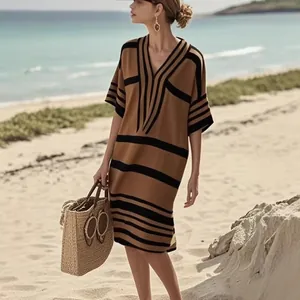 Élégante robe midi rayée marron et noir à col en V, parfaite pour les vacances d'été à la plage