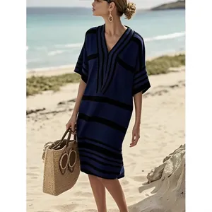 Robe d'été élégante à rayures bleu marine et noir avec col en V pour les vacances au bord de mer