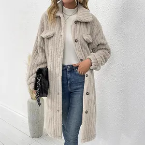 Dames herfst-winter jas met lange mouwen en pluizige revers in beige sherpa stof