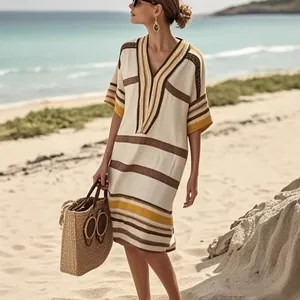 Robe midi à rayures bohèmes avec col en V, coupe ample pour un look de vacances à la plage.