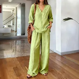 Completo casual verde lime con top a maniche lunghe e pantaloni a gamba larga.