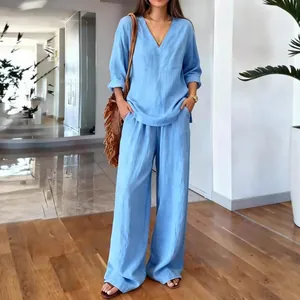 Elegante completo azzurro da donna a due pezzi con top con scollo a V e pantaloni a gamba larga