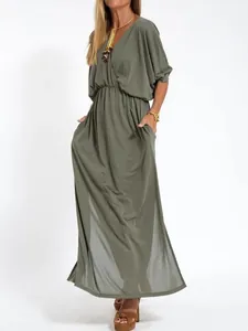 Elegante abito lungo francese verde oliva con scollo a V e silhouette a vita alta alla moda