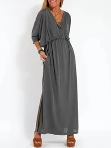 Elegante abito lungo grigio con scollo a V, vita alta e spacco laterale da donna