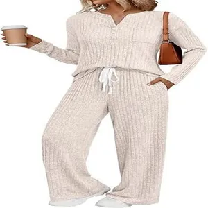 Zweiteiliges Lounge-Set aus Rippstrick mit V-Ausschnitt-Top und Hose mit weitem Bein