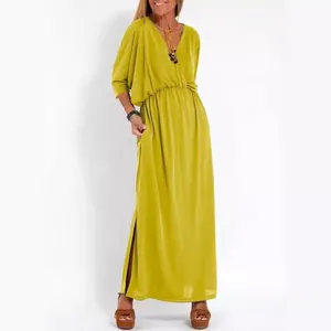 Abito lungo elegante giallo senape con scollo a V, vita alta e spacco laterale alla moda