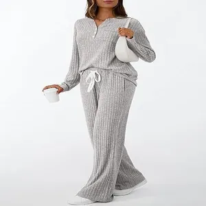 Detailansicht des grauen Rippstrick-Lounge-Sets mit V-Ausschnitt und weiter Hose