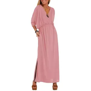 Abito lungo rosa con scollo a V, vita alta e dettaglio dello spacco laterale