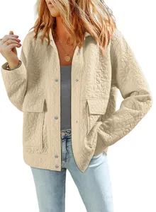 Giacca beige ampia alla moda con trama floreale e dettagli con bottoni da donna